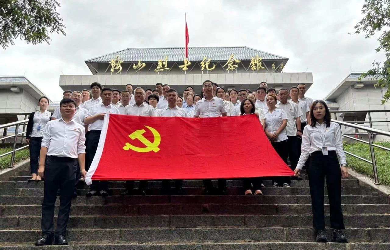 鞍勤集團(tuán)、公服集團(tuán)開(kāi)展“憶初心、強(qiáng)黨性、轉(zhuǎn)作風(fēng)、建新功”慶“七·一”主題黨日活動(dòng)